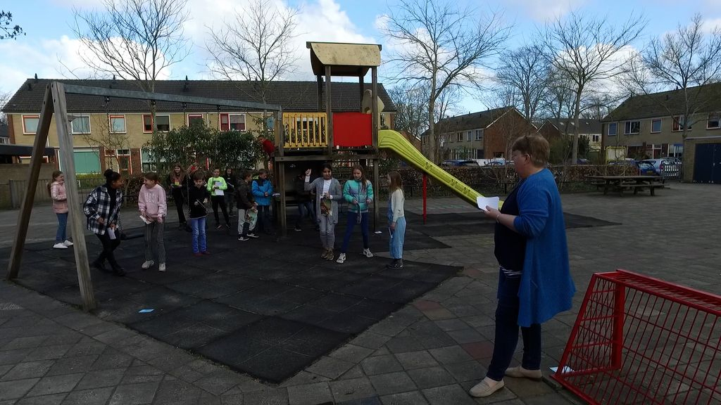 Foto: Leerlingen krijgen les in de buitenlucht (VIDEO)