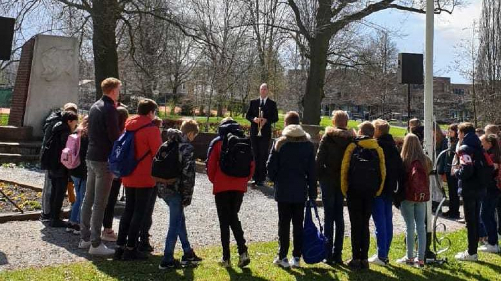 Foto: Scholieren staan stil bij verzets- en oorlogsmonumenten