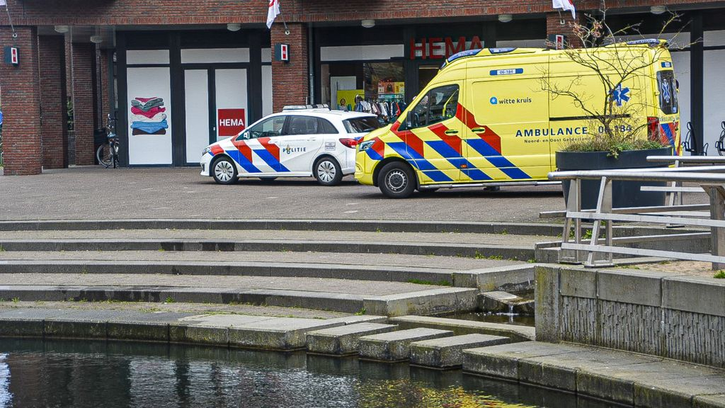 Foto: Peuter belandt met wandelwagen en al in het water, omstander reddende engel