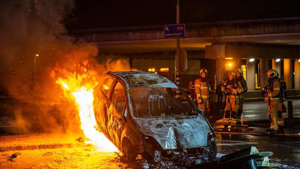 Foto: Auto ramt verkeerslicht en vliegt in brand