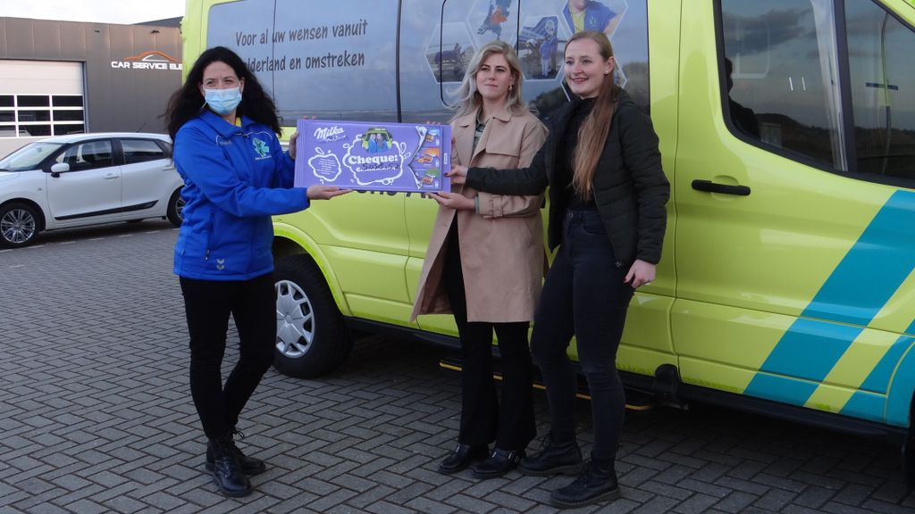 Foto: Laura en Suzanne leveren een mooie bijdrage voor de wensambulance