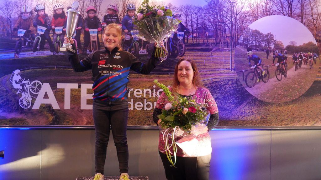 Foto: Roos Kroese ontvangt de Jan Stuiver Trofee