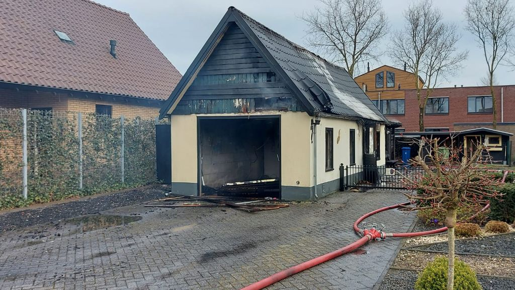 Foto: Felle brand verwoest schuur in Uddel