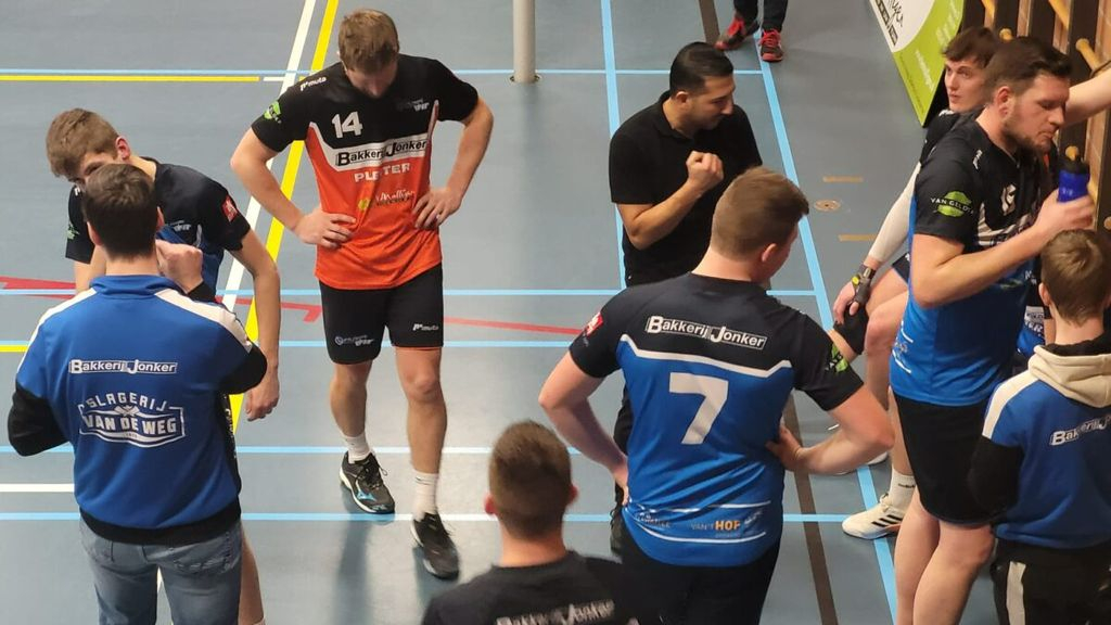 Foto: Blauw Wit knokt zich naar zege tegen titelkandidaat Trivos