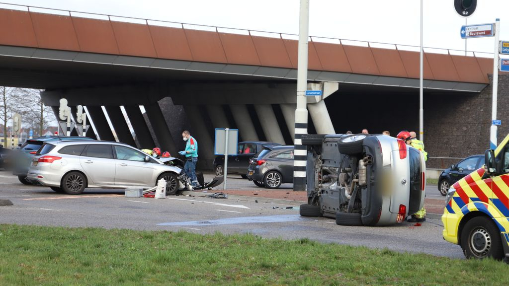 Foto: Gewonde bij botsing op kruising in Harderwijk