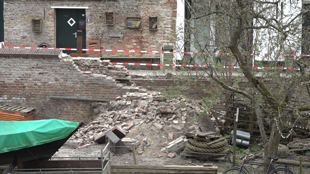 Foto: Elburgse stadsmuur uit 14e eeuw stort deels in