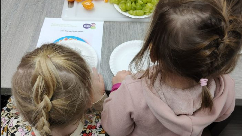 Foto: Peuters van De Wereldkinderen op bezoek in de bibliotheek