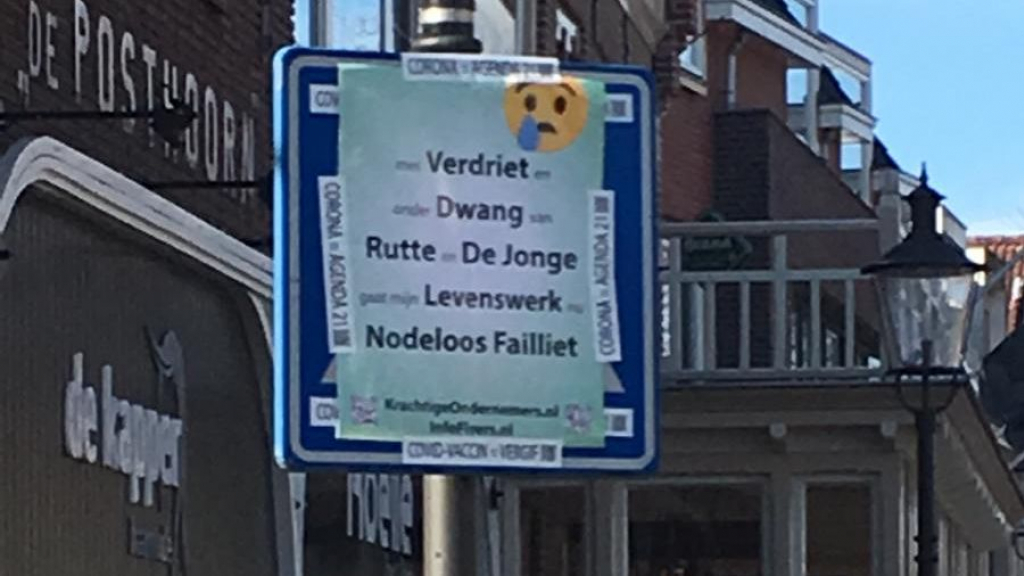 Foto: Stickerplakker actief in het centrum