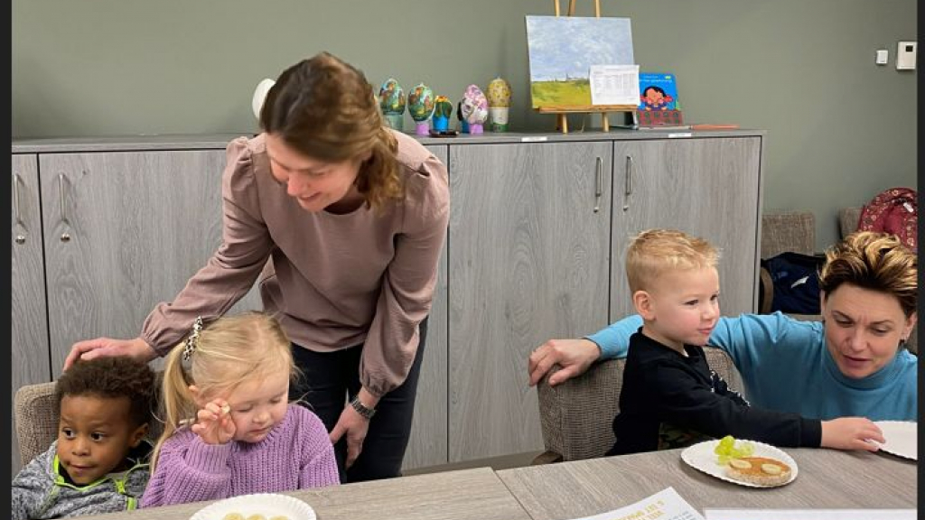 Foto: Peuteropvang de Rank gaat op bibliotheekbezoek