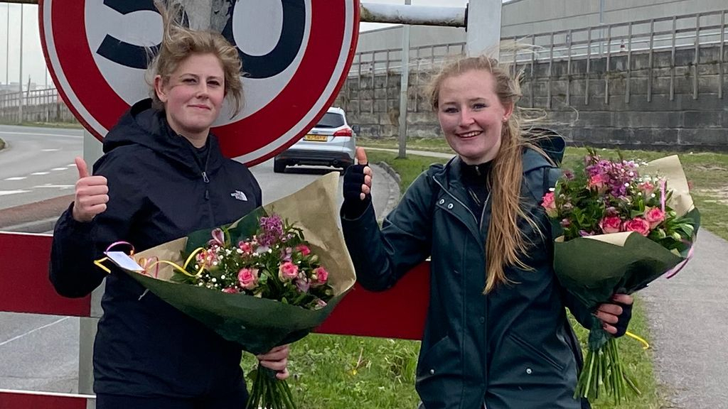 Foto: Laura en Suzanne wandelen ruim € 5200,- bij elkaar voor Wensambulance