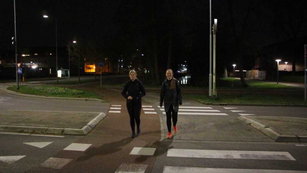 Foto: Suzanne en Laura wandelen 60 kilometer voor de Wensambulance