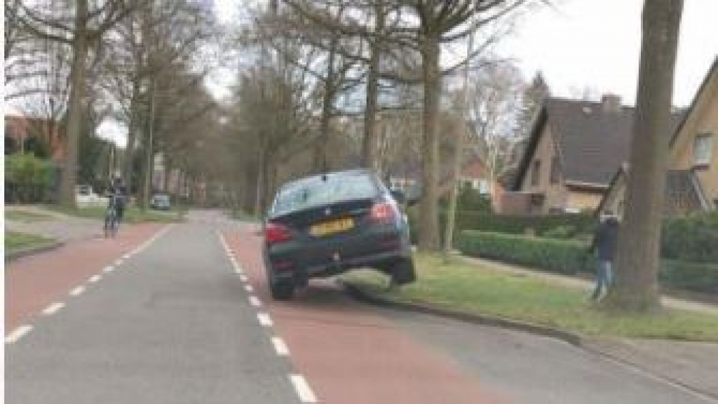 Foto: Automobilist rijdt tegen paaltje