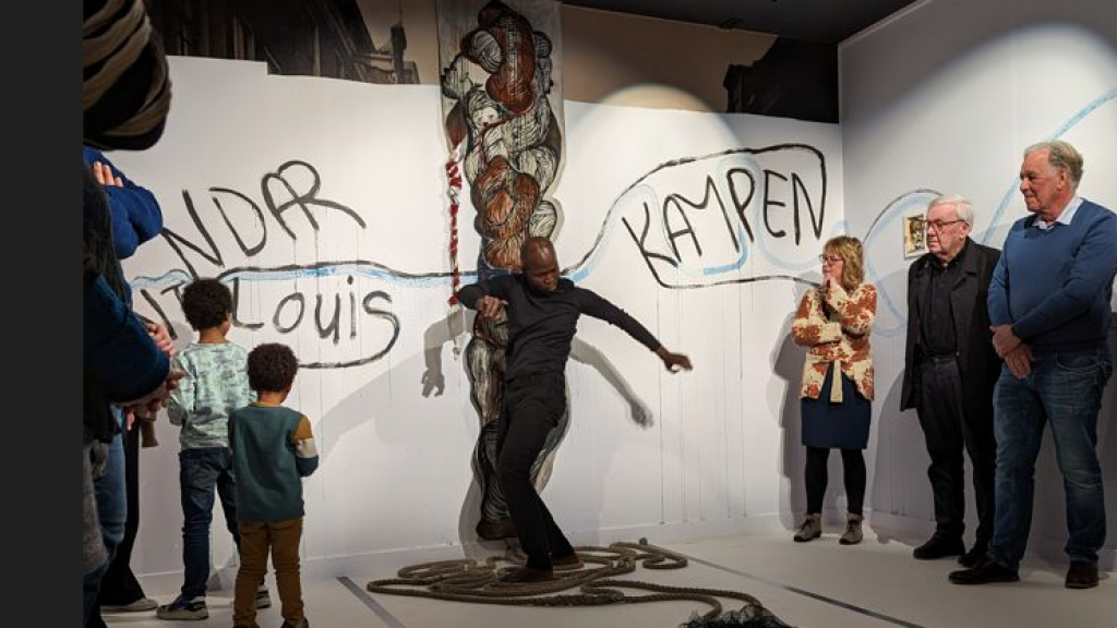 Foto: Alioune Diagne brengt kunstvormen samen in tijdelijk atelier op zaal in Stedelijk Museum Kampen
