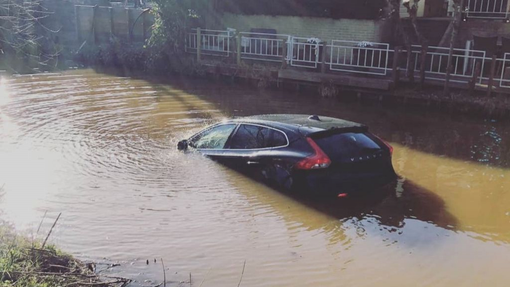 Foto: Oeps…bestuurder vergeet handrem, auto rijdt water in