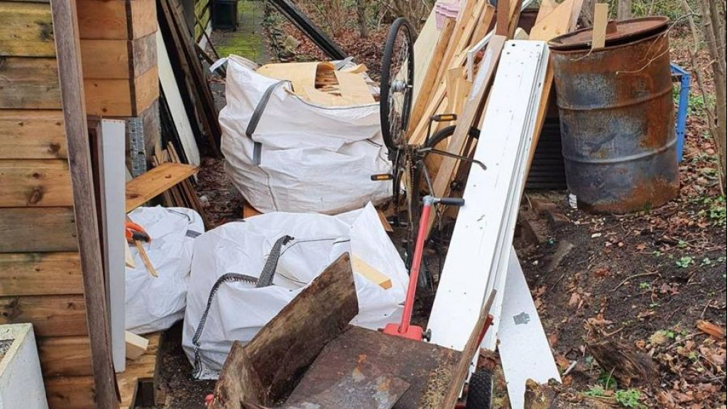 Foto: Handhaving Nunspeet treft veel spullen aan op gemeentegrond