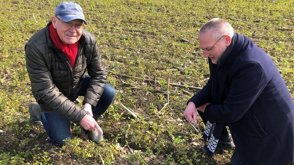 Foto: Wim Schakelaar vindt voor vierde keer eerste kievitsei in gemeente Epe