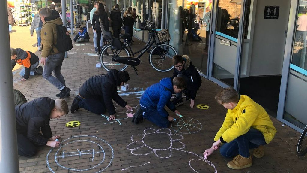 Foto: Leerlingen groep 8 spelen raamspelletjes met ouderen