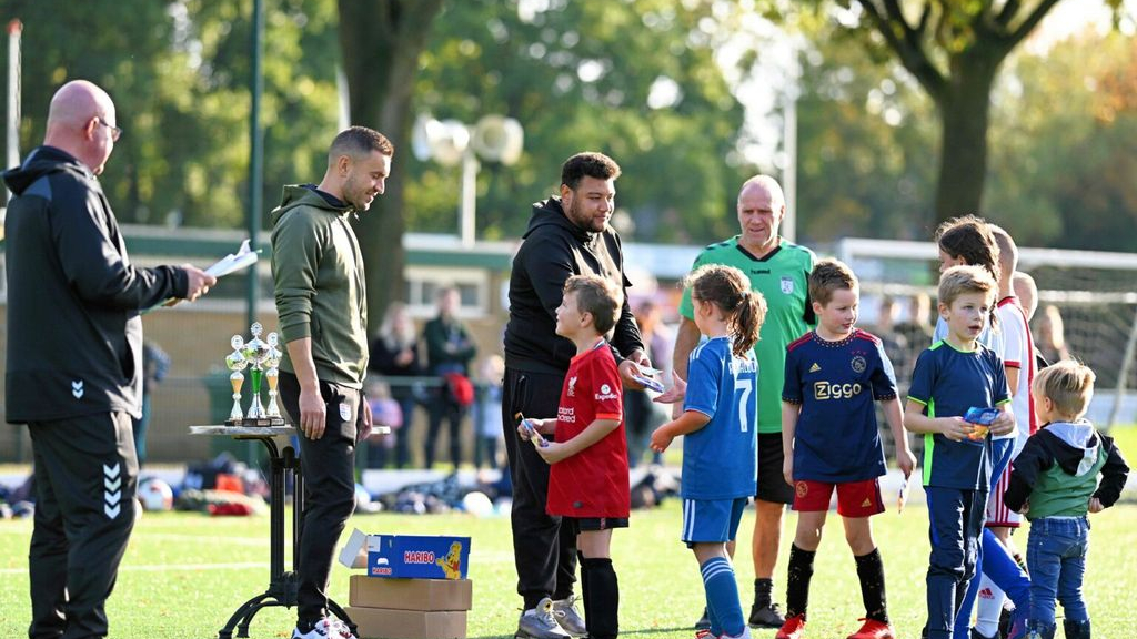 Foto: Gratis voetbalclinic bij S.V. ’t Harde voor alle voetballiefhebbers