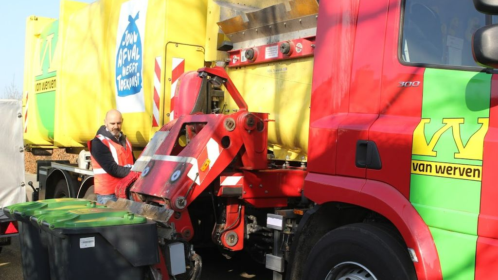 Foto: Lancering afvalcampagne; wethouder Flier zamelt afval in