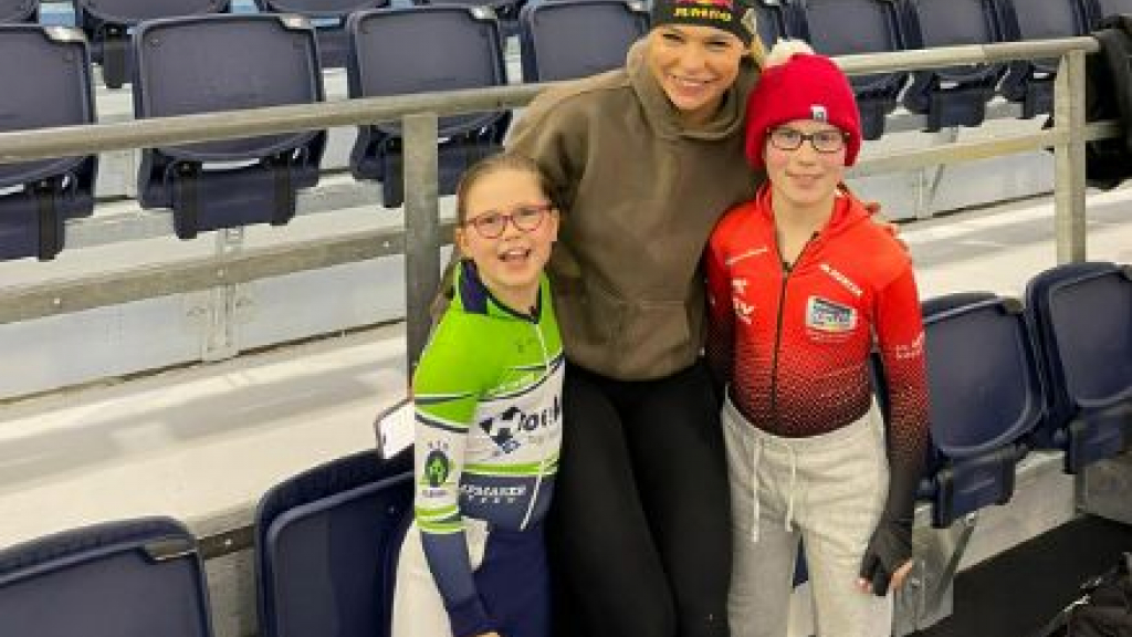 Foto: Eline van den Beld schaatst de snelste tijd van Nederland op haar debuut