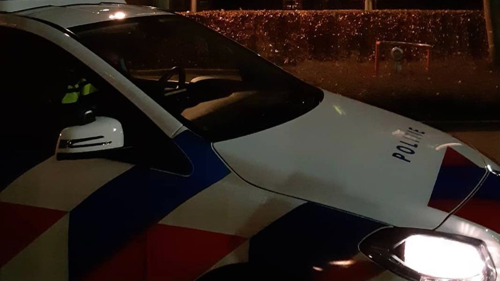 Foto: Jongeren bekogelen auto met eieren na conflict