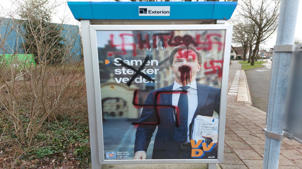 Foto: Bord VVD beklad met hakenkruizen