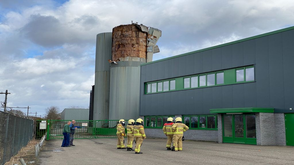 Foto: 'Een levensgevaarlijke situatie', platen waaien van metershoge silo in Putten