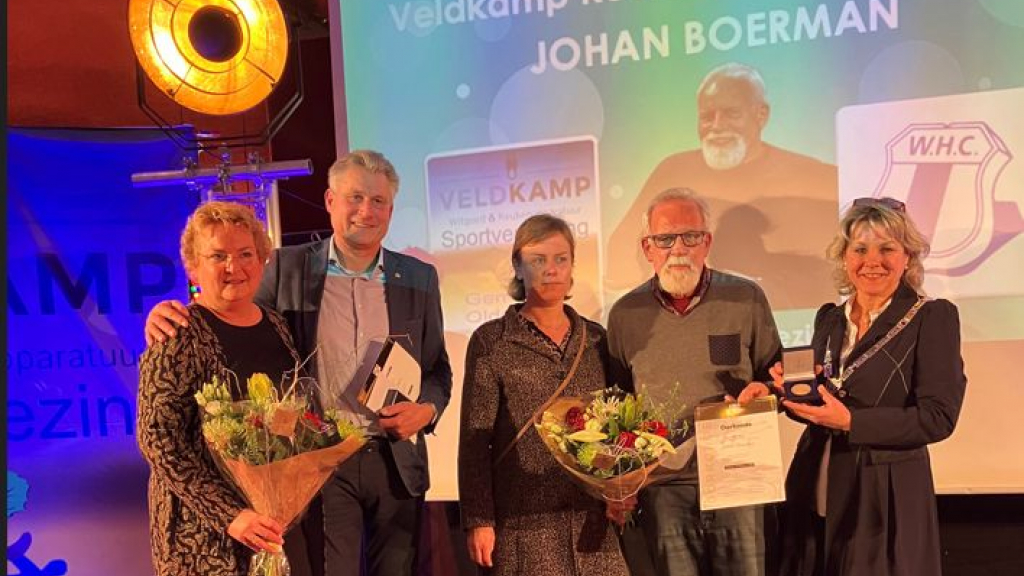 Foto: Oldebroeker erepenning voor sportvrijwilligers Jan Borgers en Johan Boerman