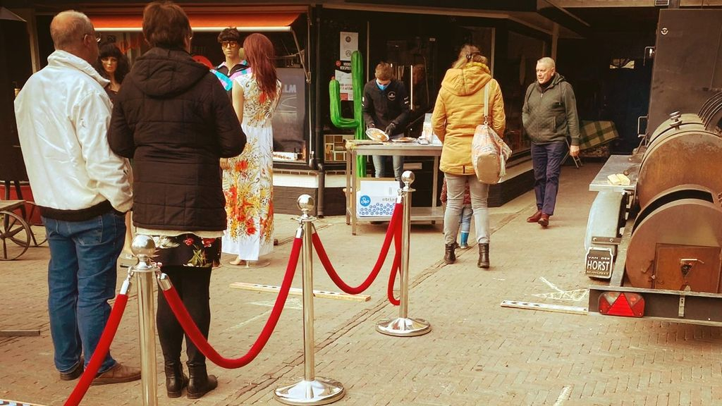Foto: Geklede paspoppen zorgen voor verbaasde reacties bij voorbijgangers
