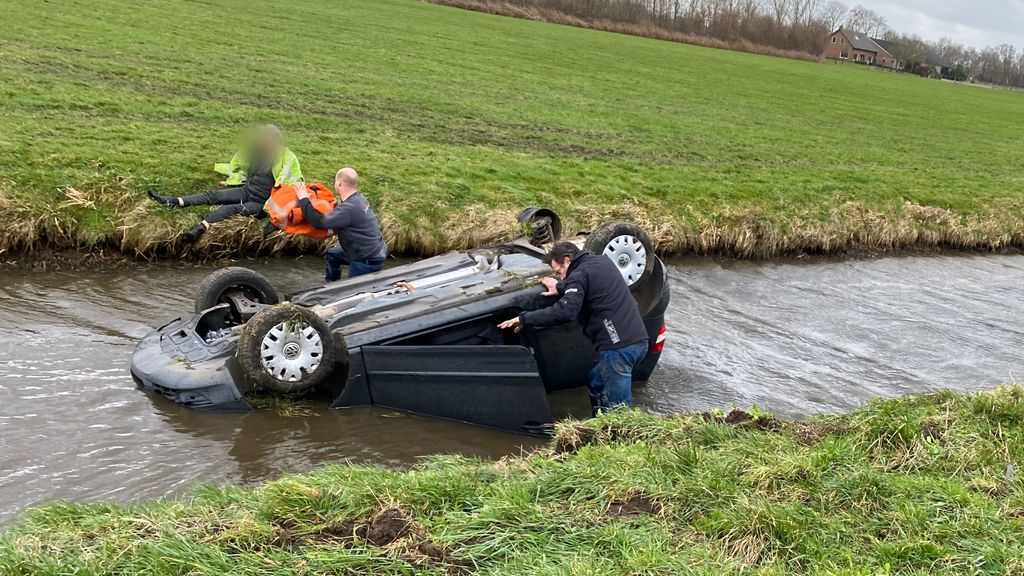 Foto: Heldendaad op de A28 bij Putten, inzittenden gecrashte auto uit water gered