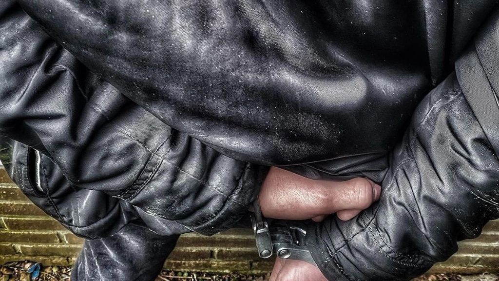 Foto: 17-jarige verstopt zich voor politie en wordt gevonden door politiehond