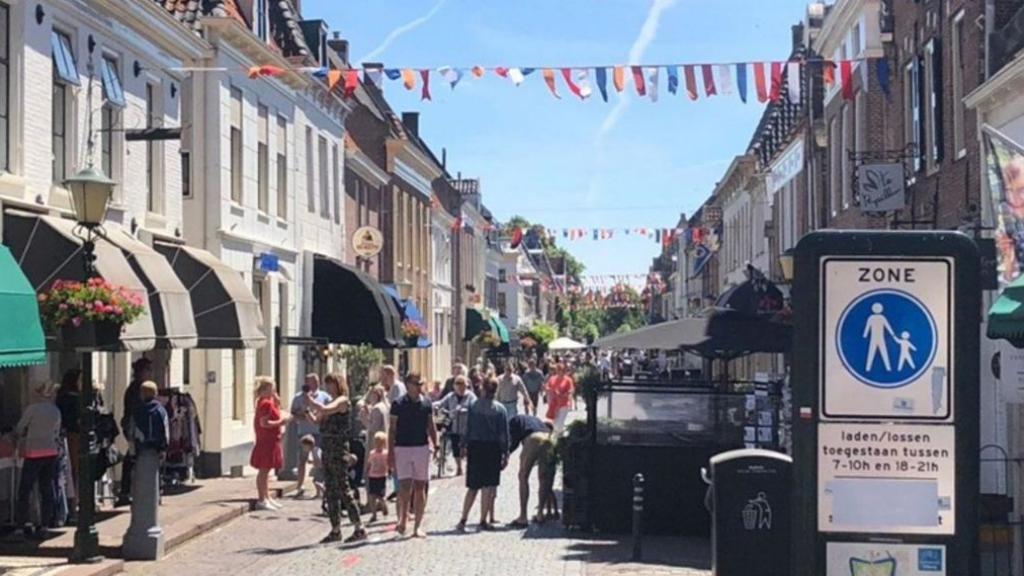 Foto: Onbegrip over starre houding in Elburg over shoppen op zondag