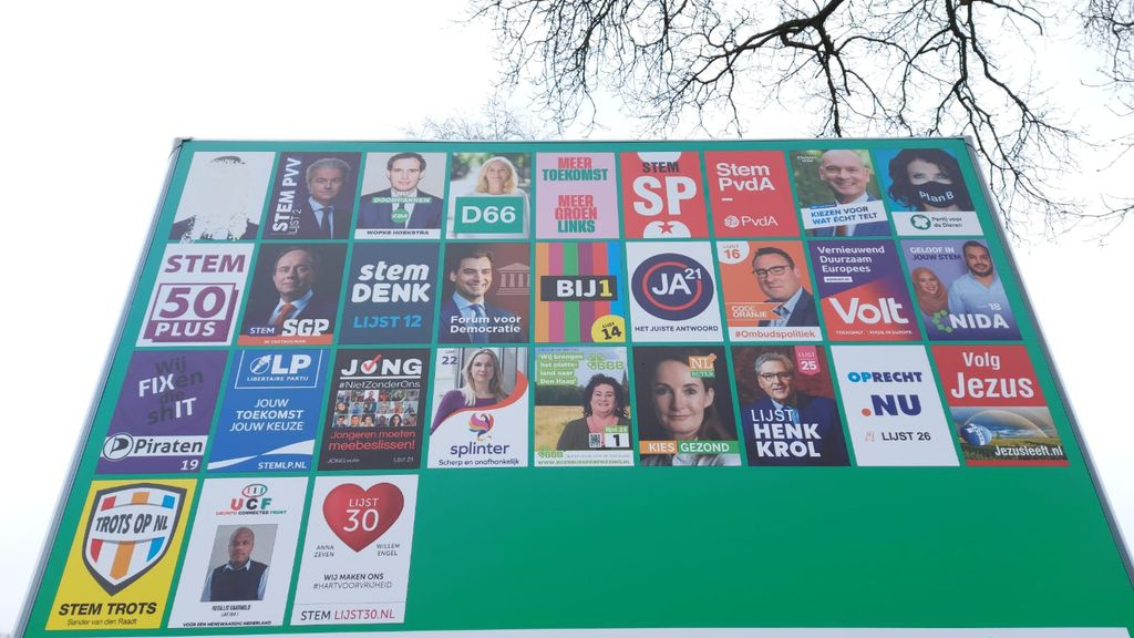 Foto: Verkiezingsbord in Nunspeet beklad