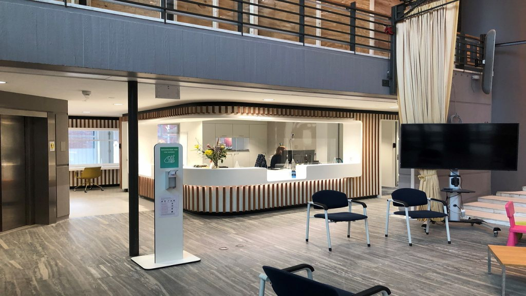 Foto: Nieuwe ontvangstbalie in gemeentehuis van Epe in gebruik genomen