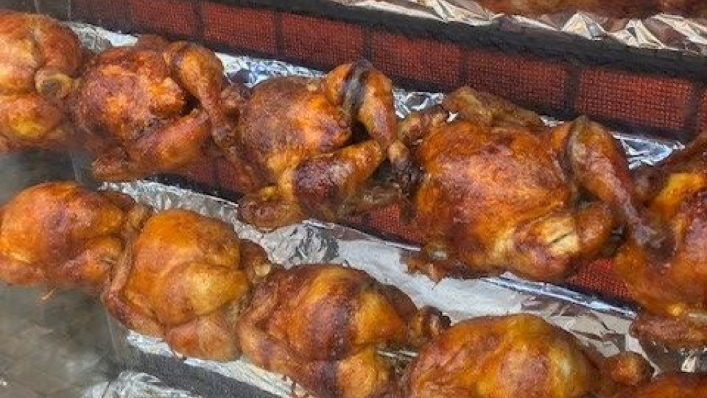 Foto: Anijs en Radijs ontvangen het geheime recept voor de gegrilde 'Edens' kip