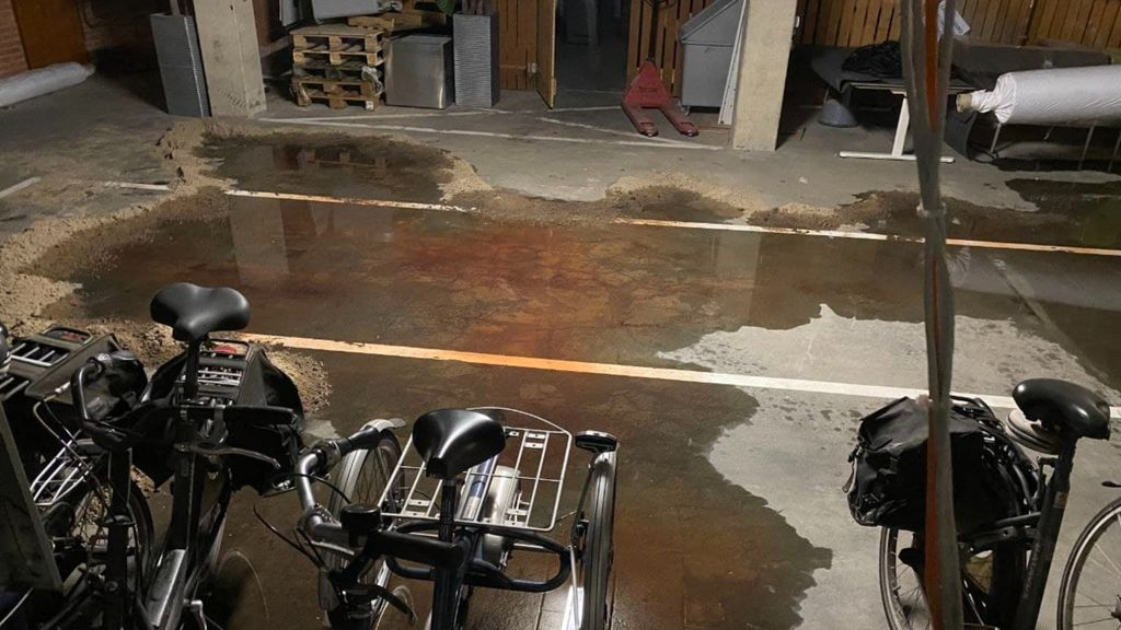 Foto: Gemeentehuis Ermelo stinkt na lekken van honderden liters olie