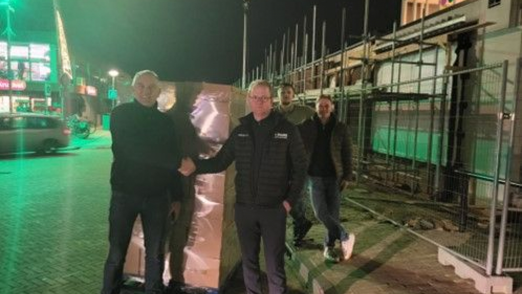 Foto: Ruim 1.600 kilo macaroni voor Oekraïne door Plus Wezep