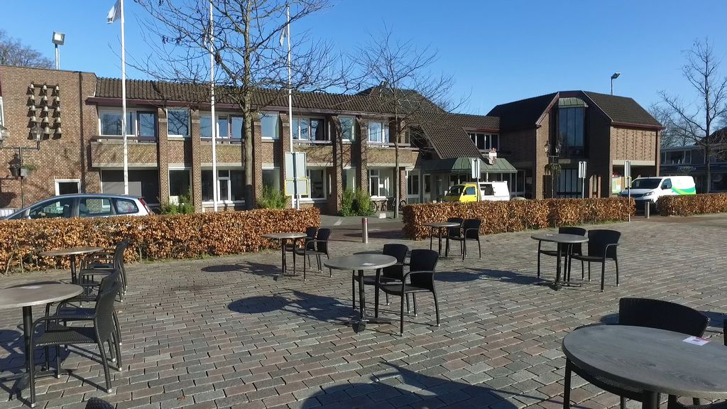Foto: Horeca in Nunspeet doet mee aan landelijke actie: terrassen buiten gezet, maar niet open