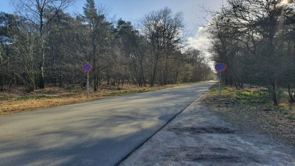 Foto: Stop- en parkeerverbod bermen speelweide Stakenberg