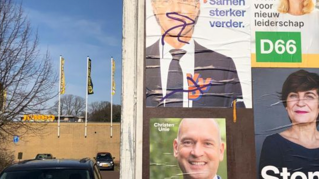 Foto: 18-jarige op heterdaad betrapt tijdens bekladden verkiezingsposters