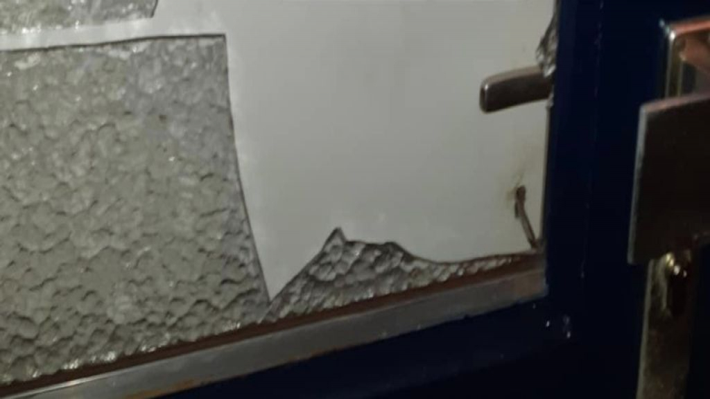 Foto: Man gewond door glasscherven; politie schiet te hulp