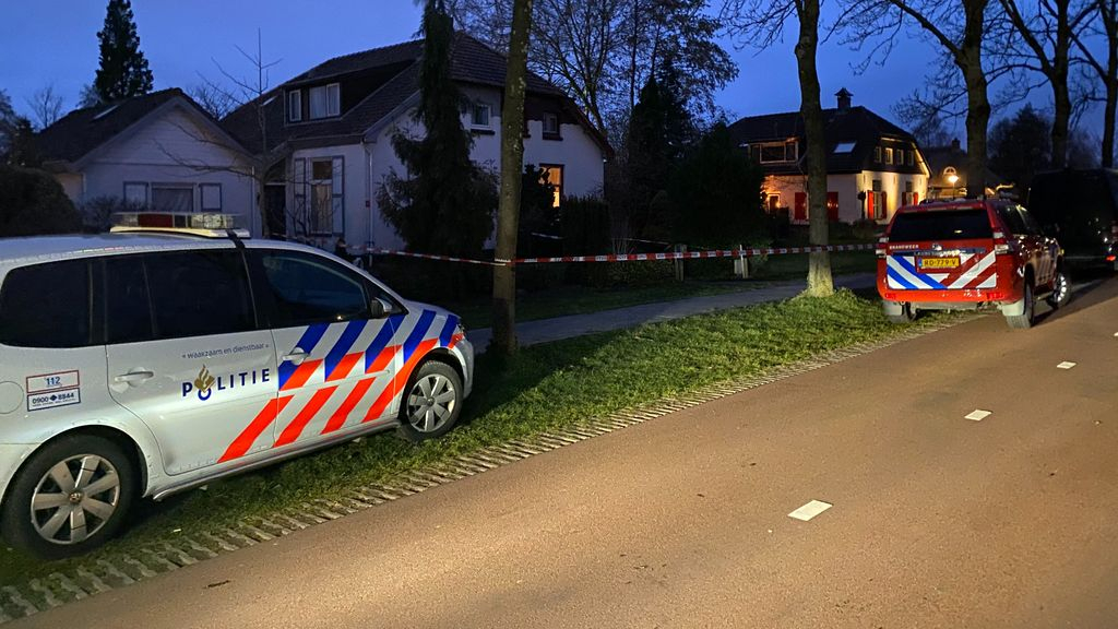 Foto: Bewoonster aangehouden na vondst drugslab bij woning in Harderwijk