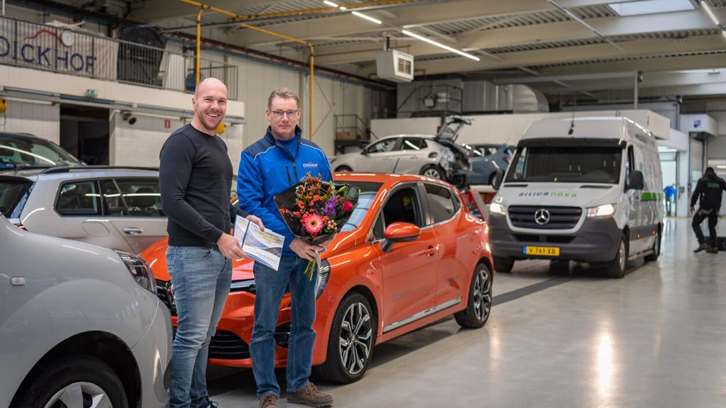Foto: Autoschadebedrijf Dickhof verlengt bordsponsorcontract Elburger Sportclub