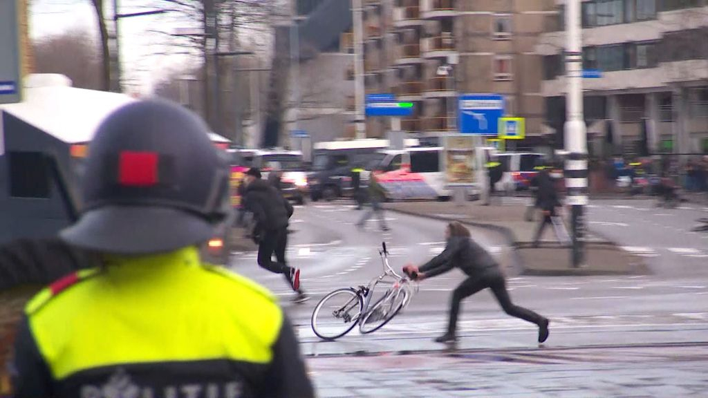 Foto: Vijf maanden cel voor relschopper die fiets onder waterkanon gooide