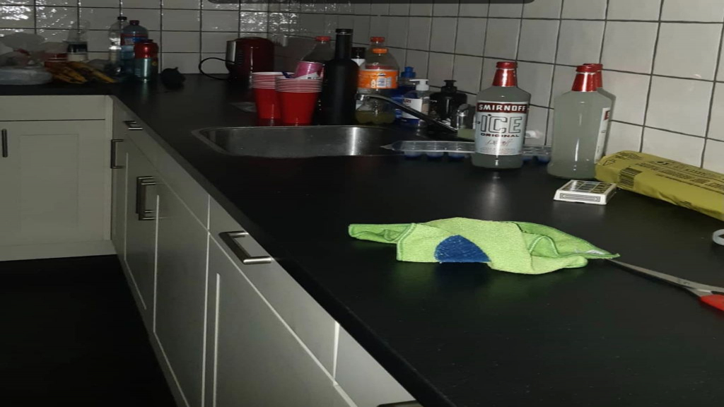 Foto: Politie beëindigt feest in een woning op ‘t Harde