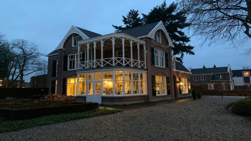 Foto: Nunspeetse kapsalons doen symbolisch het licht aan