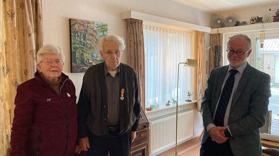 Foto: Locoburgemeester gemeente Ermelo reikt Koninklijke Onderscheiding uit