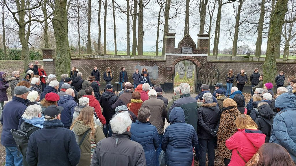Foto: Holocaustherdenking gehouden bij de Joodse begraafplaats in Elburg