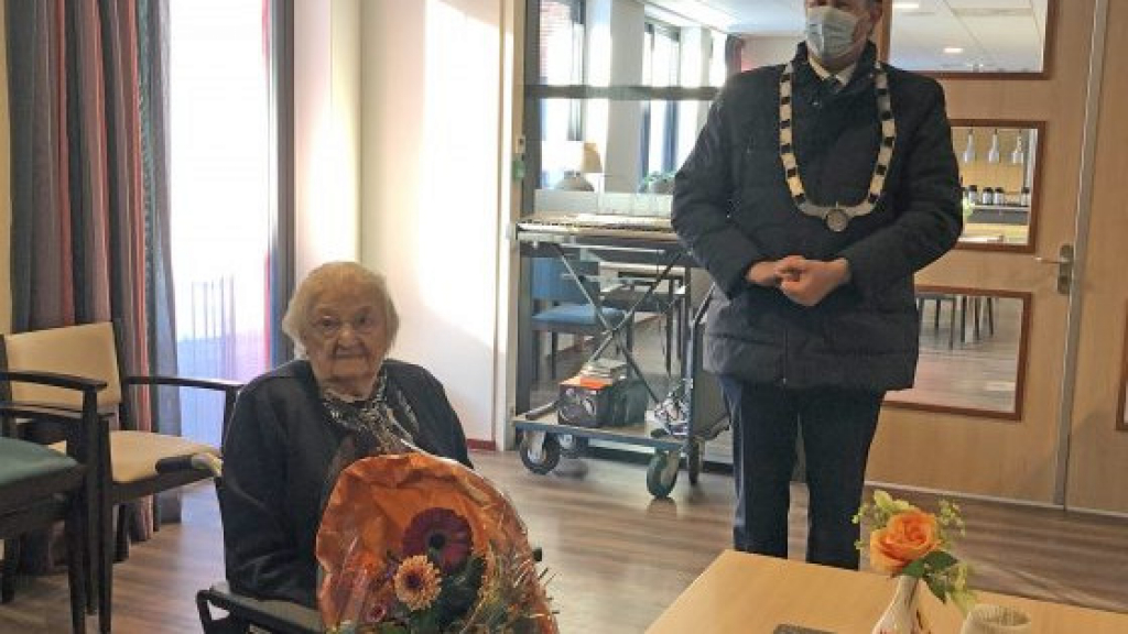 Foto: Kleindochter regelt optreden koor voor 100-jarige oma