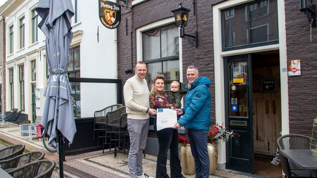 Foto: Hotel Elburg & Stadscafé de Tapperij vervangt parasols door uitvalscherm